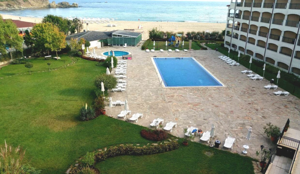 Regina-Mare-Pool-firt-line-view