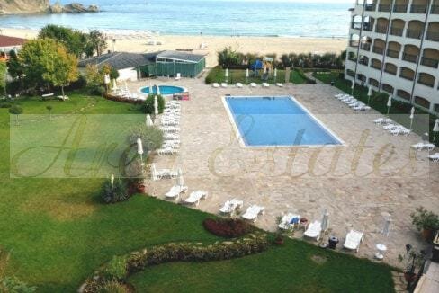 Regina-Mare-Pool-firt-line-view